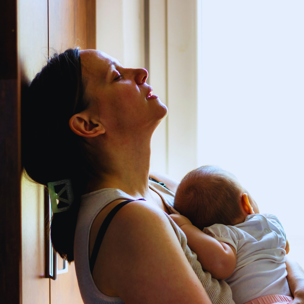 Emocje po porodzie: dlaczego możesz czuć „wszystko naraz” i co jest ważne w pierwszych tygodniach?